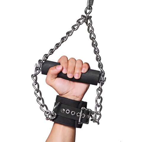 XR Brands - Podszyte futrem mankiety z nubukowej skóry z uchwytem XR Brands - Podszyte futrem mankiety z nubukowej skóry z uchwytem