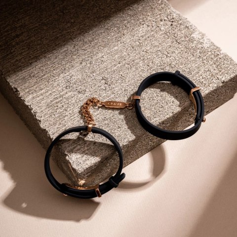 Crave - ID Cuffs Mankiety skórzane czarne z różowym złotem Crave - ID Cuffs Mankiety skórzane czarne z różowym złotem