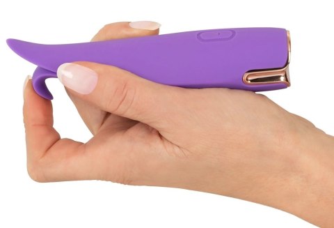 Skyn Caress - Stymulator Łechtaczki Z Podwójnym Języczkiem Fioletowy 13.3 cm Skyn Caress - Stymulator Łechtaczki Z Podwójnym Języczkiem Fioletowy 13.3 cm