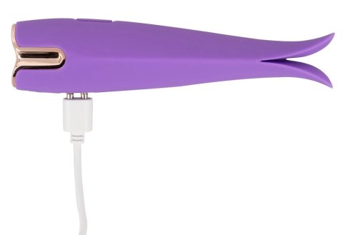 Skyn Caress - Stymulator Łechtaczki Z Podwójnym Języczkiem Fioletowy 13.3 cm Skyn Caress - Stymulator Łechtaczki Z Podwójnym Języczkiem Fioletowy 13.3 cm
