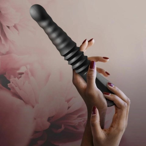 Temptasia Lazarus Black - Model z funkcją ruchu posuwistego, silikon Puria™ Temptasia Lazarus Black - Model z funkcją ruchu posuwistego, silikon Puria™